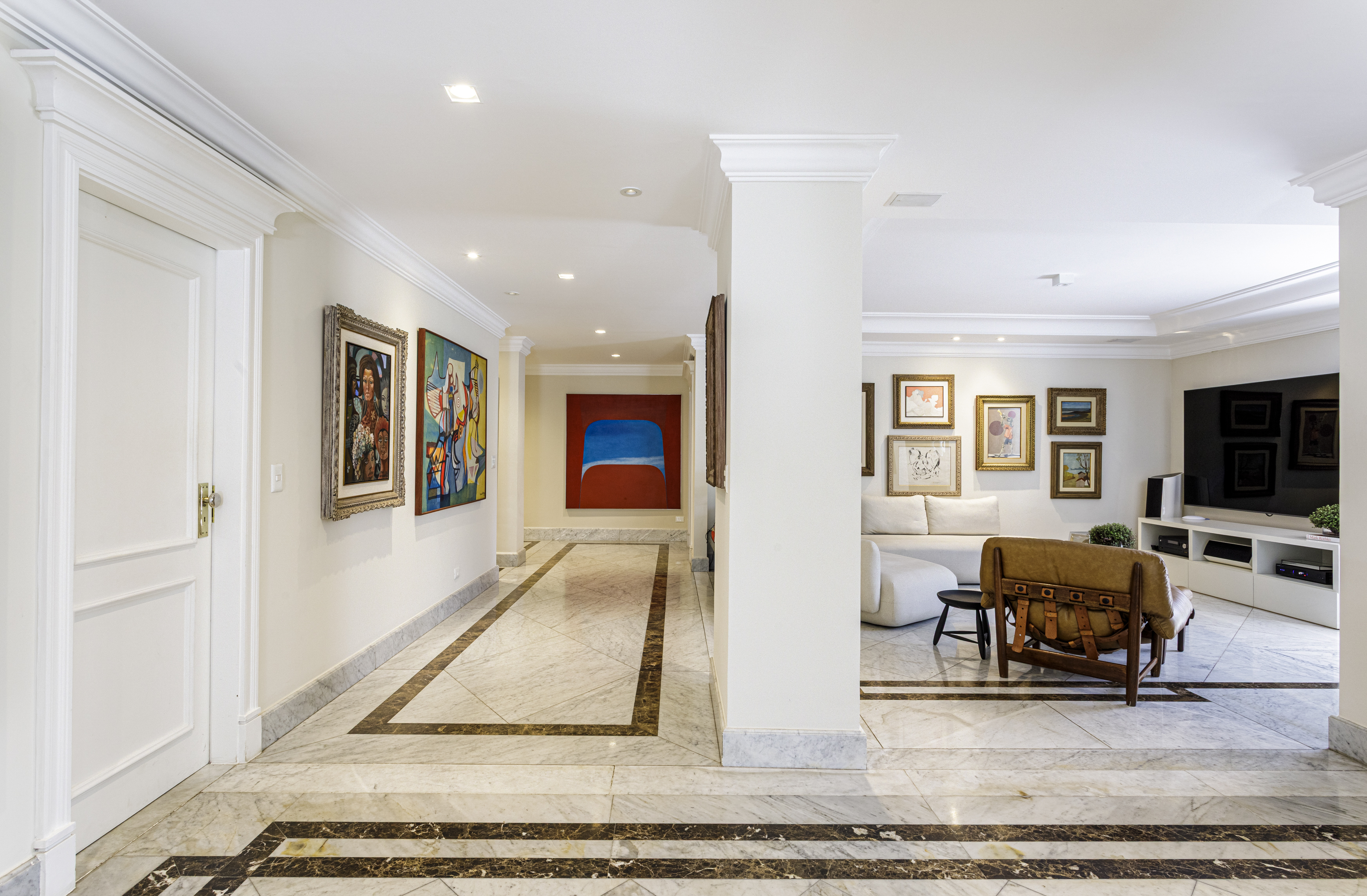 Galeria interna com obras de arte