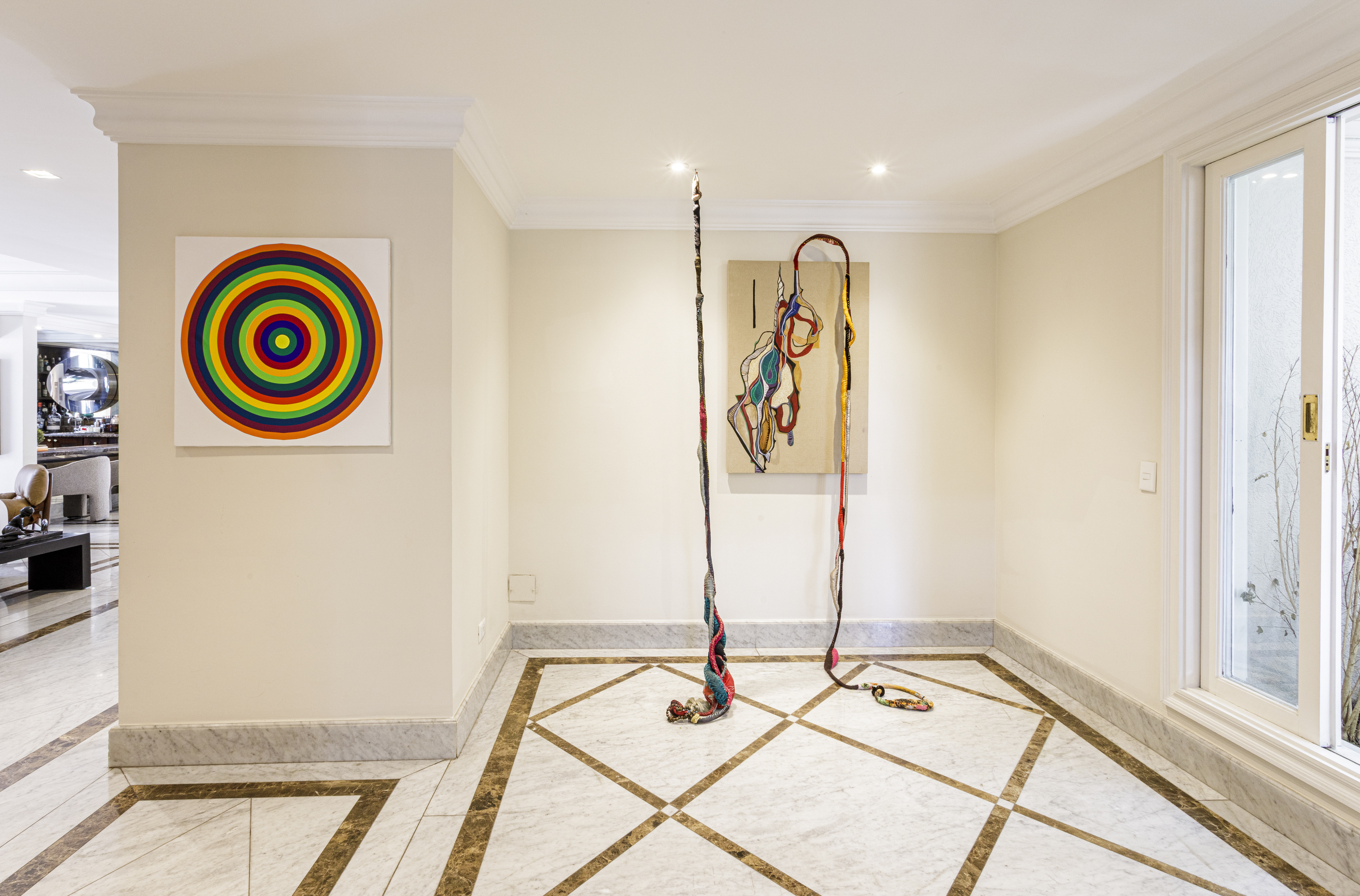 Hall de entrada com piso desenhado em mármore
