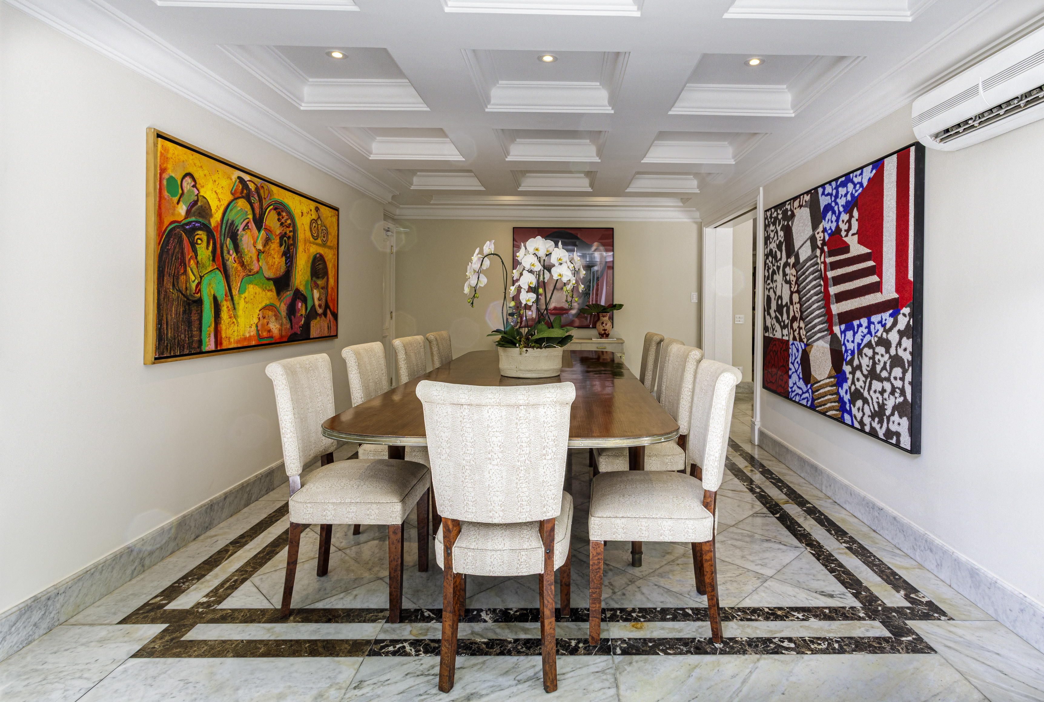 Sala de jantar com piso em mármore