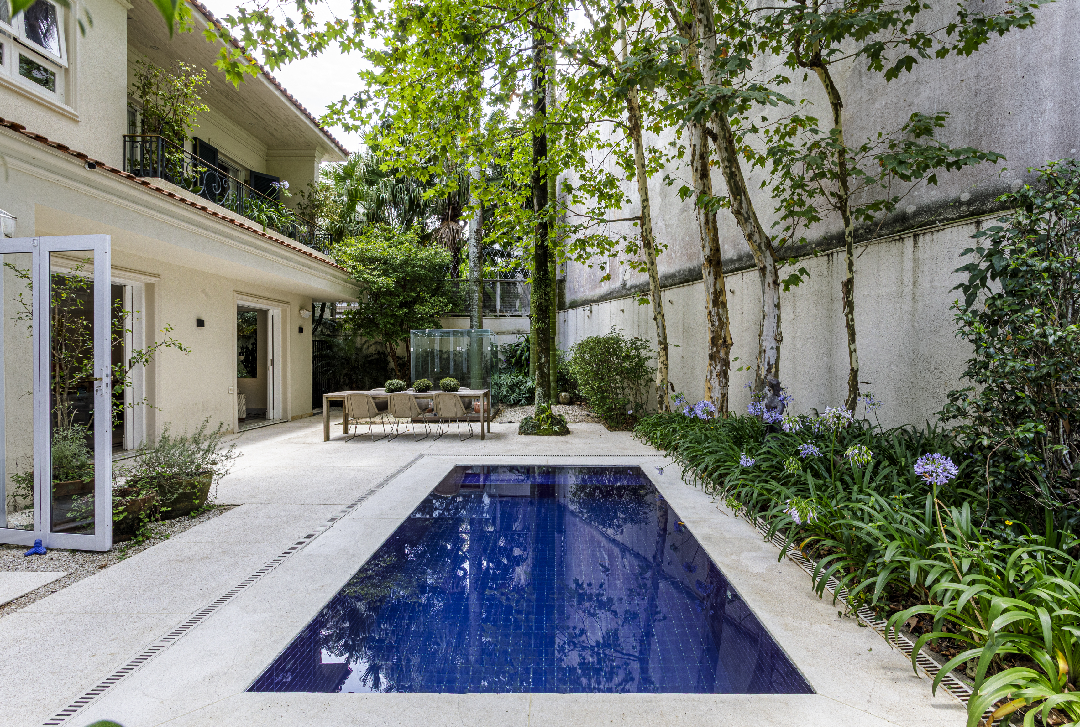 Piscina rodeada pelo jardim