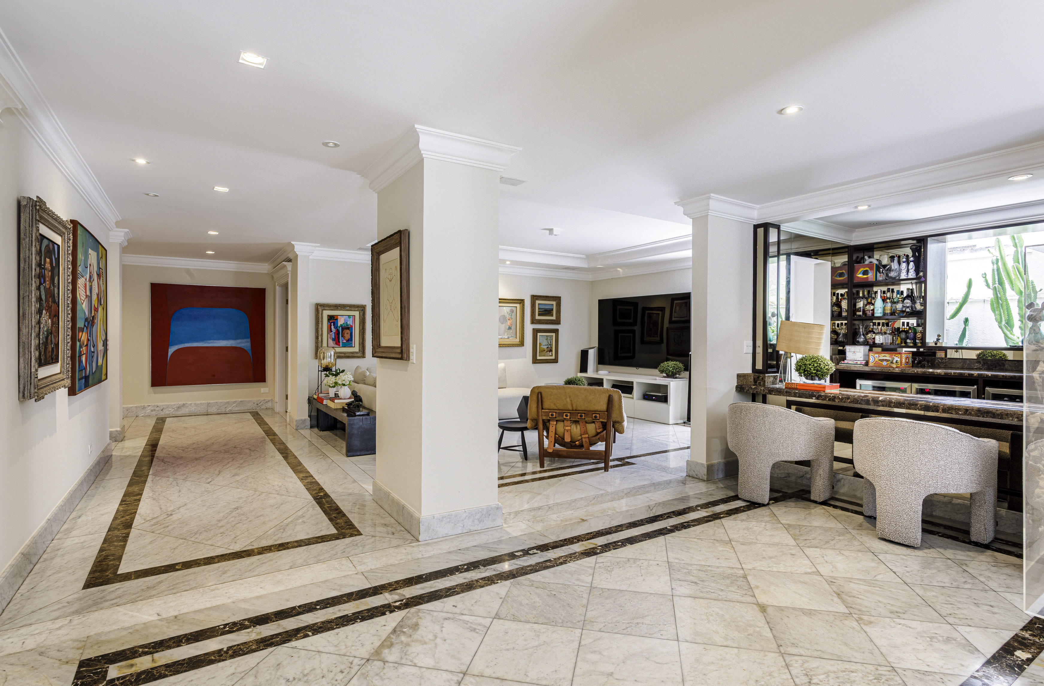 Hall em mármore integrado ao living