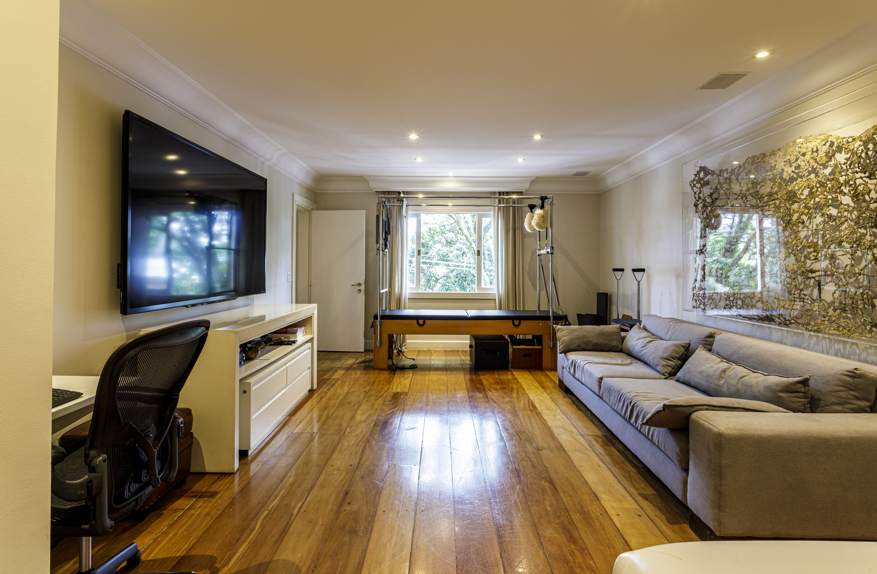 Sala íntima com piso de madeira