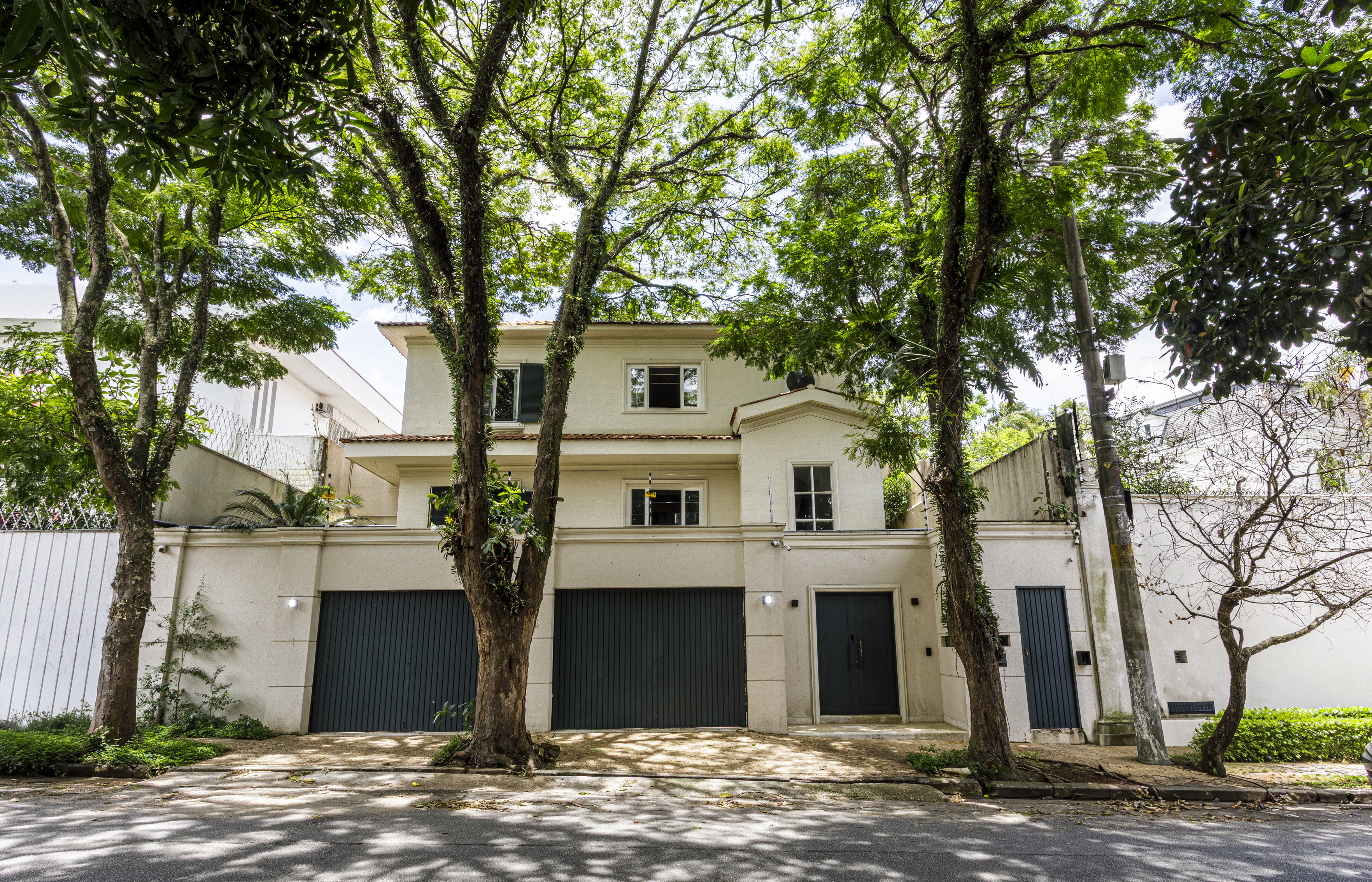Casa clássica no Jardim Guedala cercada por jardim